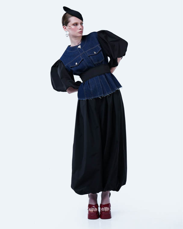 Model wearing Hüna Balloon Pants – taffeta-blend voluminous trousers with adjustable hem from the Volume Noir Collection.
