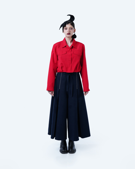 Model wearing Hüna linen-blend pants – wide-leg silhouette with decorative stitches and front slits from the Volume Noir Collection.