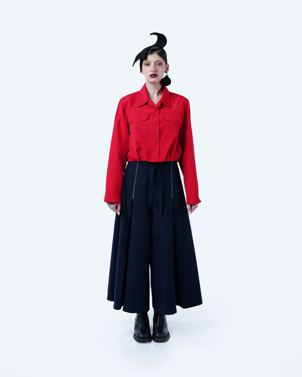 Model wearing Hüna linen-blend pants – wide-leg silhouette with decorative stitches and front slits from the Volume Noir Collection.