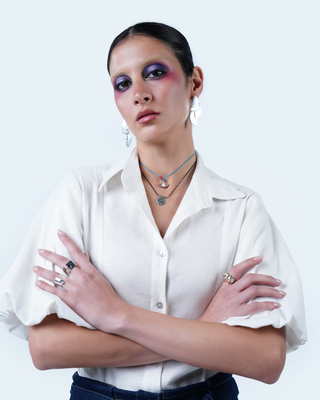 Model wearing Hüna Linen Balloon-Sleeve Blouse – linen blend blouse with voluminous sleeves and classic collar from the Volume Noir Collection.