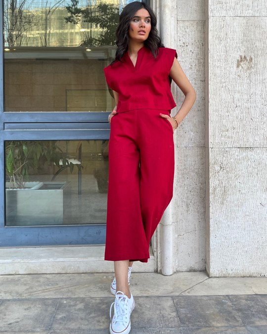 minimalist women’s outfit