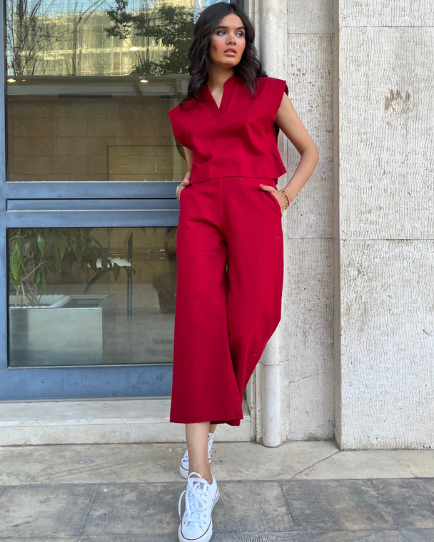 minimalist women’s outfit